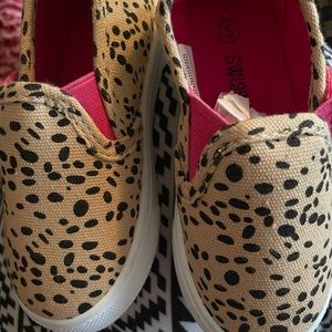 Toddler Size 5 Cheetah print w pink shoes.
